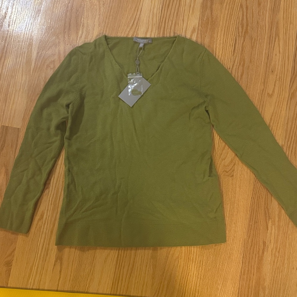 Neiman Marcus Cashmere V neck Sweater